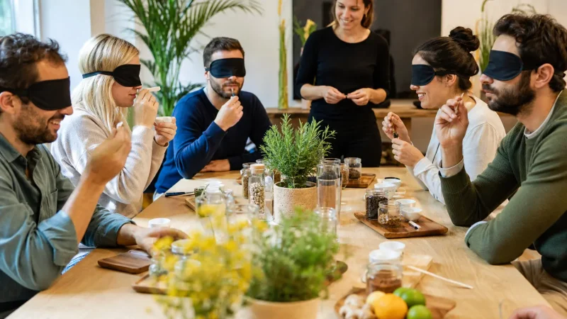 Team building sensoriel : dégustation à l&rsquo;aveugle, odeurs, sons… quand les 5 sens soudent une équipe
